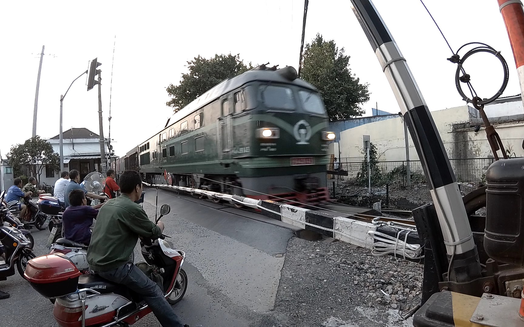 火车南何支线沪太支路道口瓜爷通过