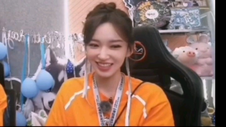 【程潇】直播cut 今天潇潇教学"饭撒"脸颊比心(1711ω1117)