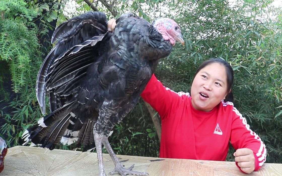 [图]女儿想吃烤火鸡，胖妹买只8斤重火鸡，烤上4个小时，啃起来真香