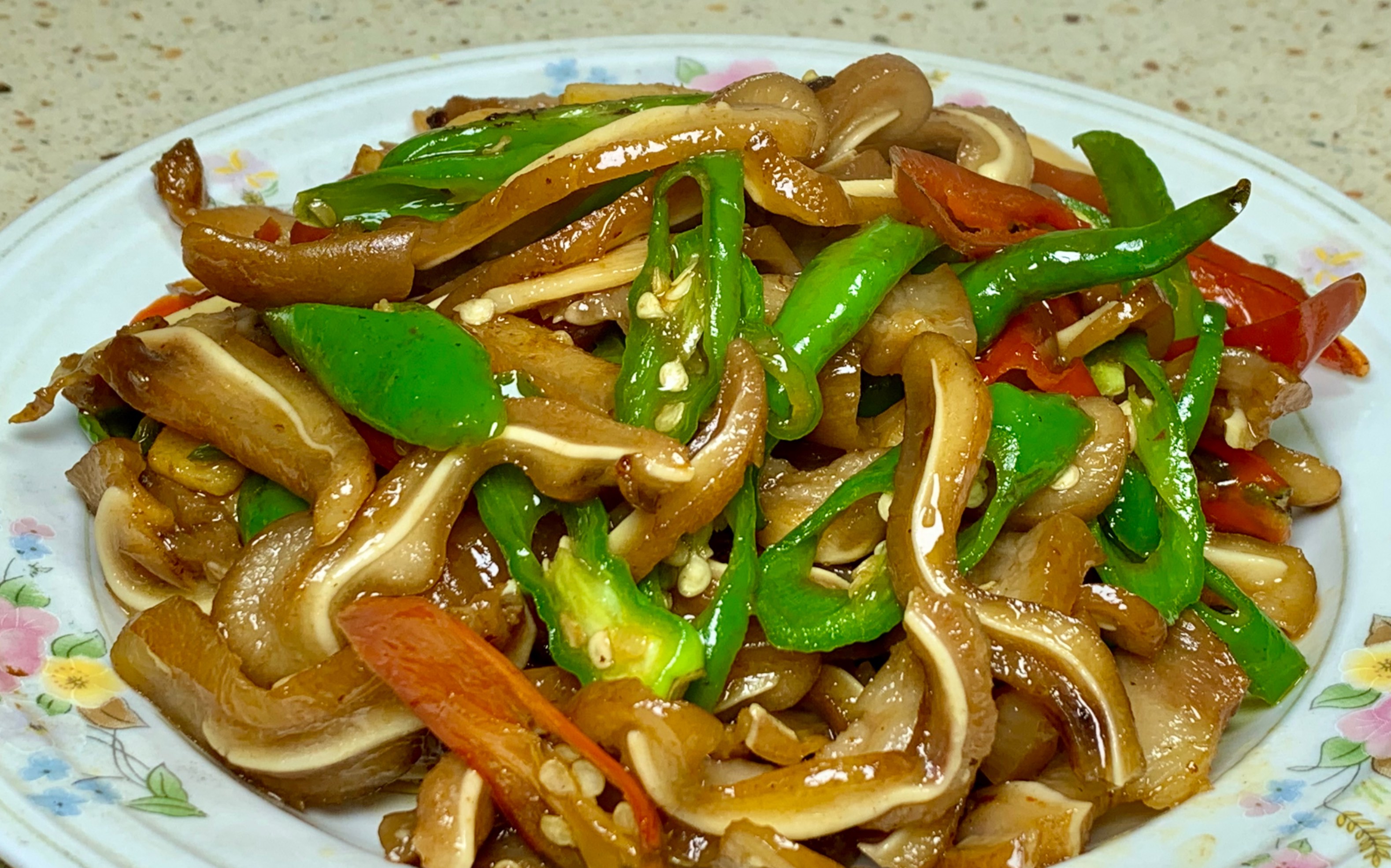 猪耳朵这样做,香辣美味,吃一口满嘴留香.