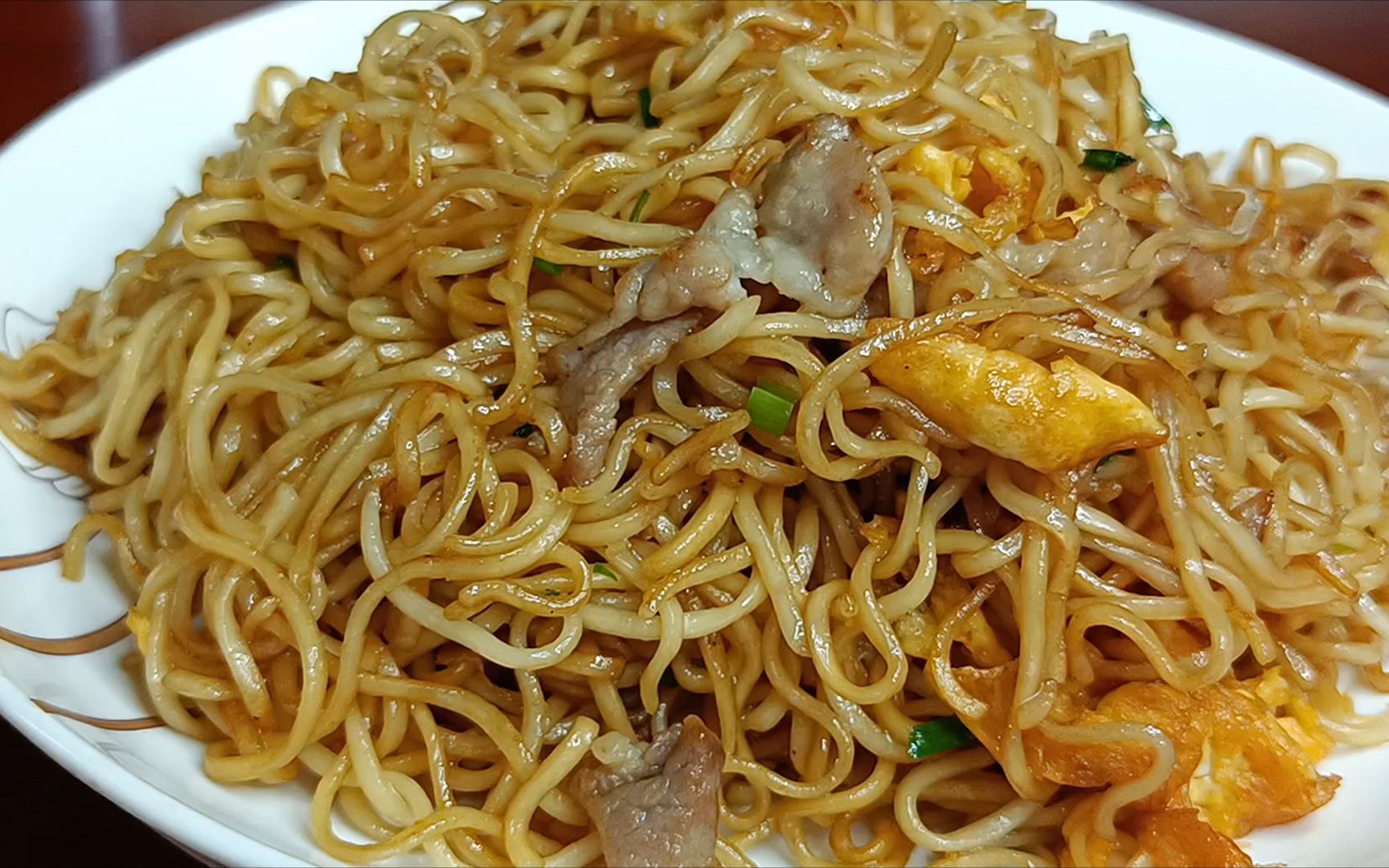 为什么夜市的炒面这么好吃?现在教你在家里做,出锅实在太香了