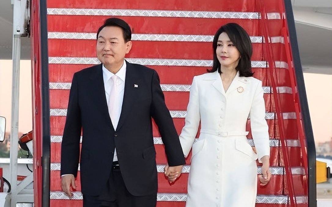 [图]韩国总统抱着老婆做了个美梦