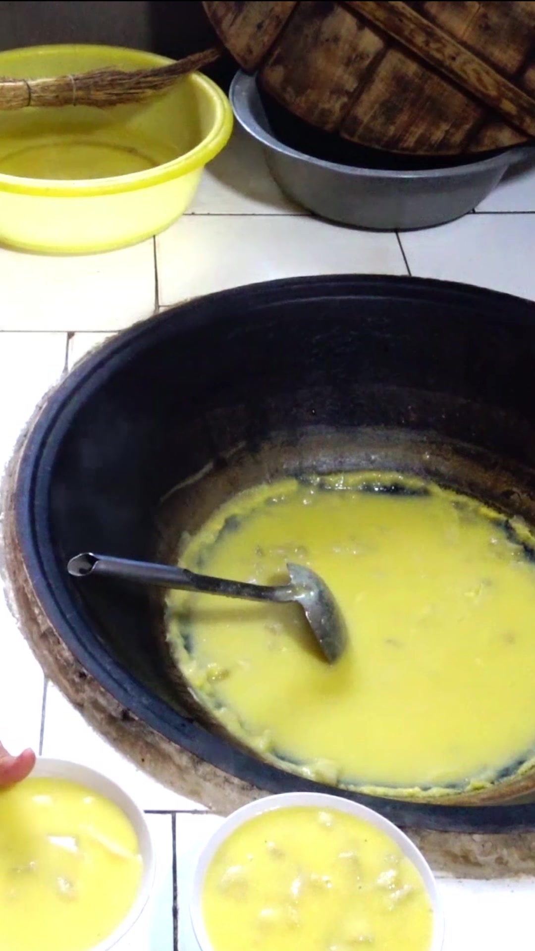 柴火大锅煮茄子,还加上玉米面,金灿灿看着就想吃,网友说:玉米茄子粥