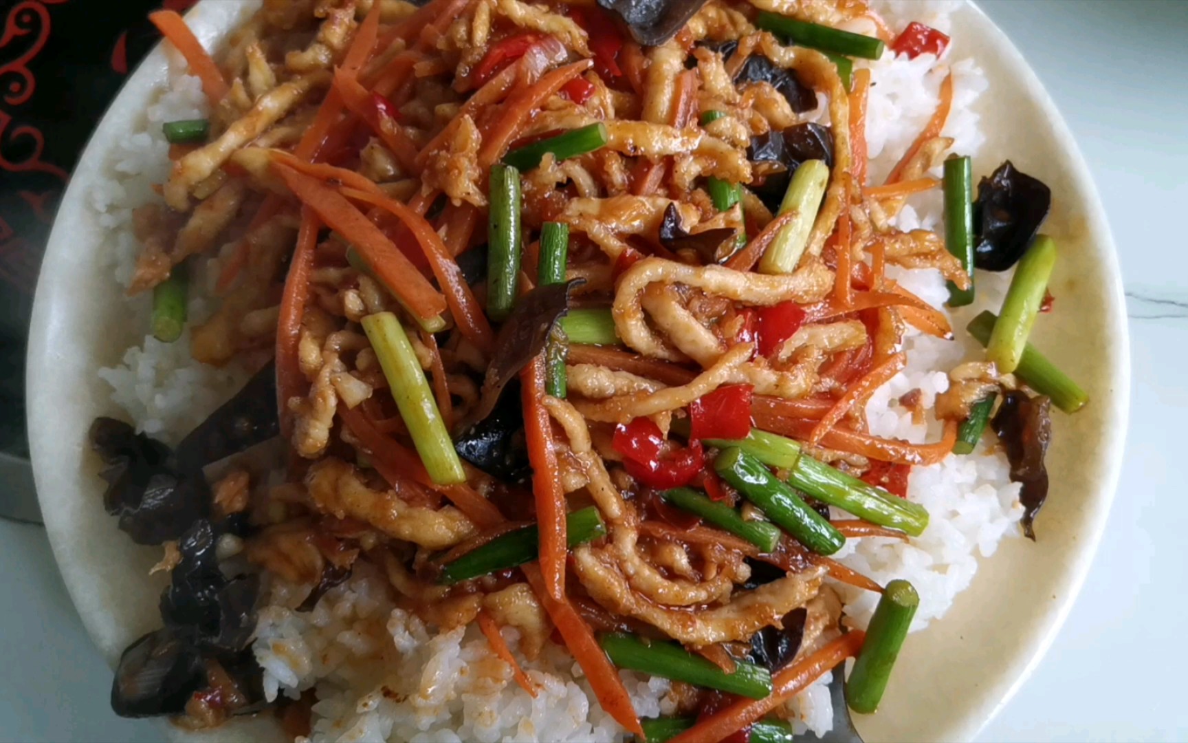 中午12元吃个鱼香肉丝盖饭,米饭量挺大,肉丝也不少,挺符合我的口味的