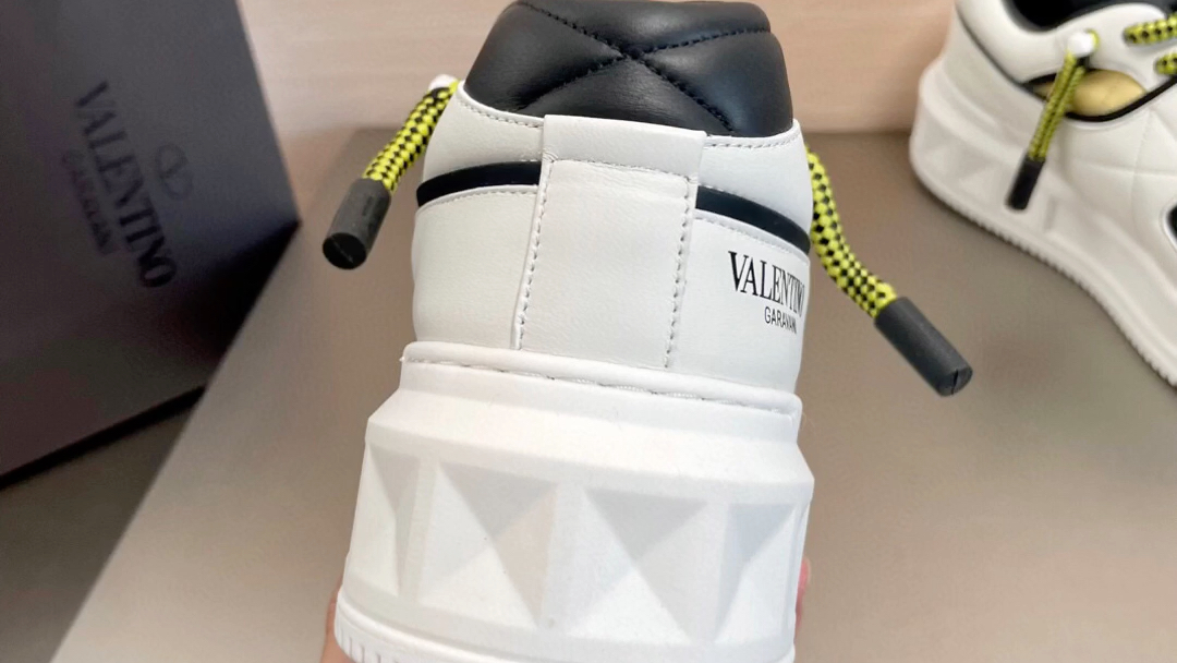 了解一下高仿valentino/华伦天奴 one stud xl 男士新款低帮运动鞋