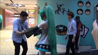 Télécharger la video: 工作人员牵着全包初音