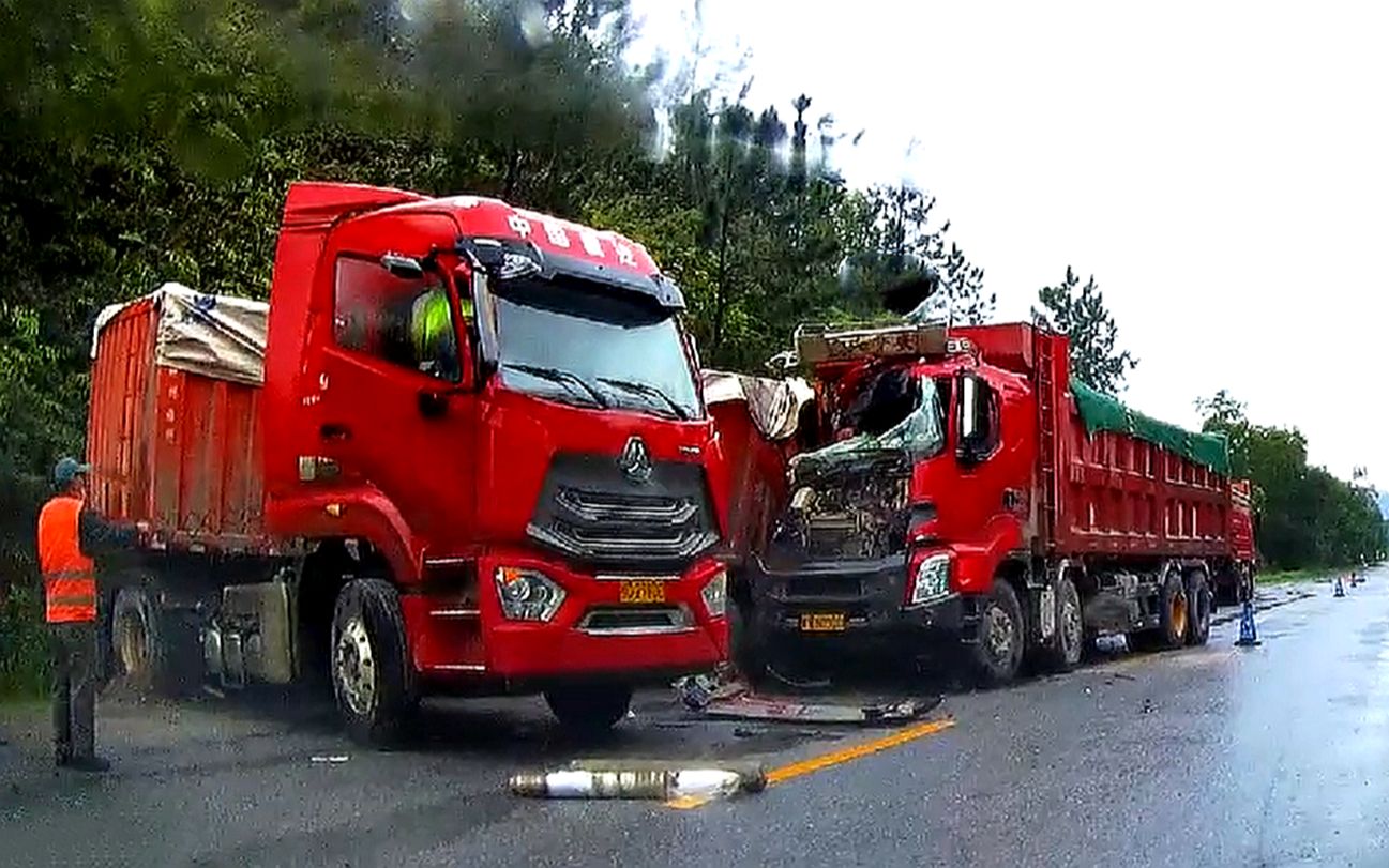 交通事故合集:重载大货车超速行驶,临近路口刹车已来不及