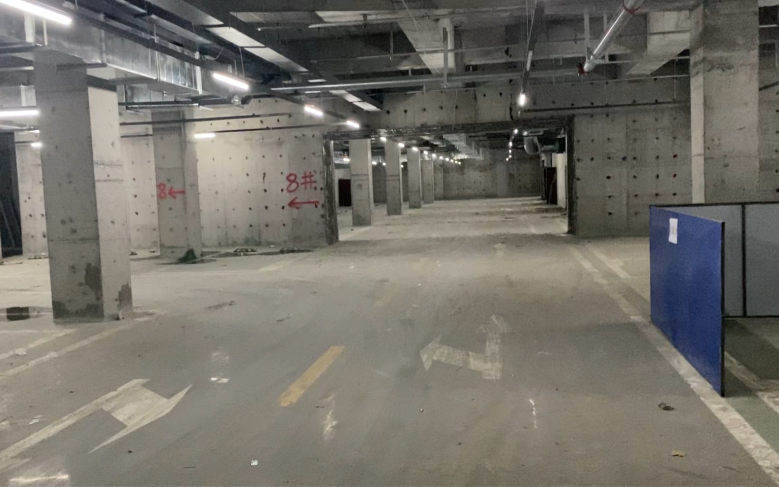 新建的地下车库,突然有恐怖游戏那味儿了