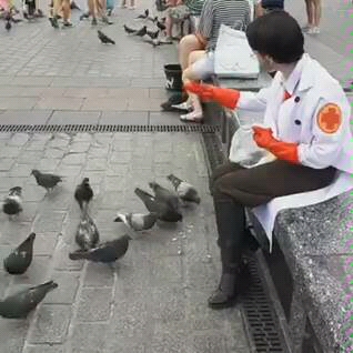 [图]Meem feeds birbs - tf2 medic TeamFortress2 cosplay