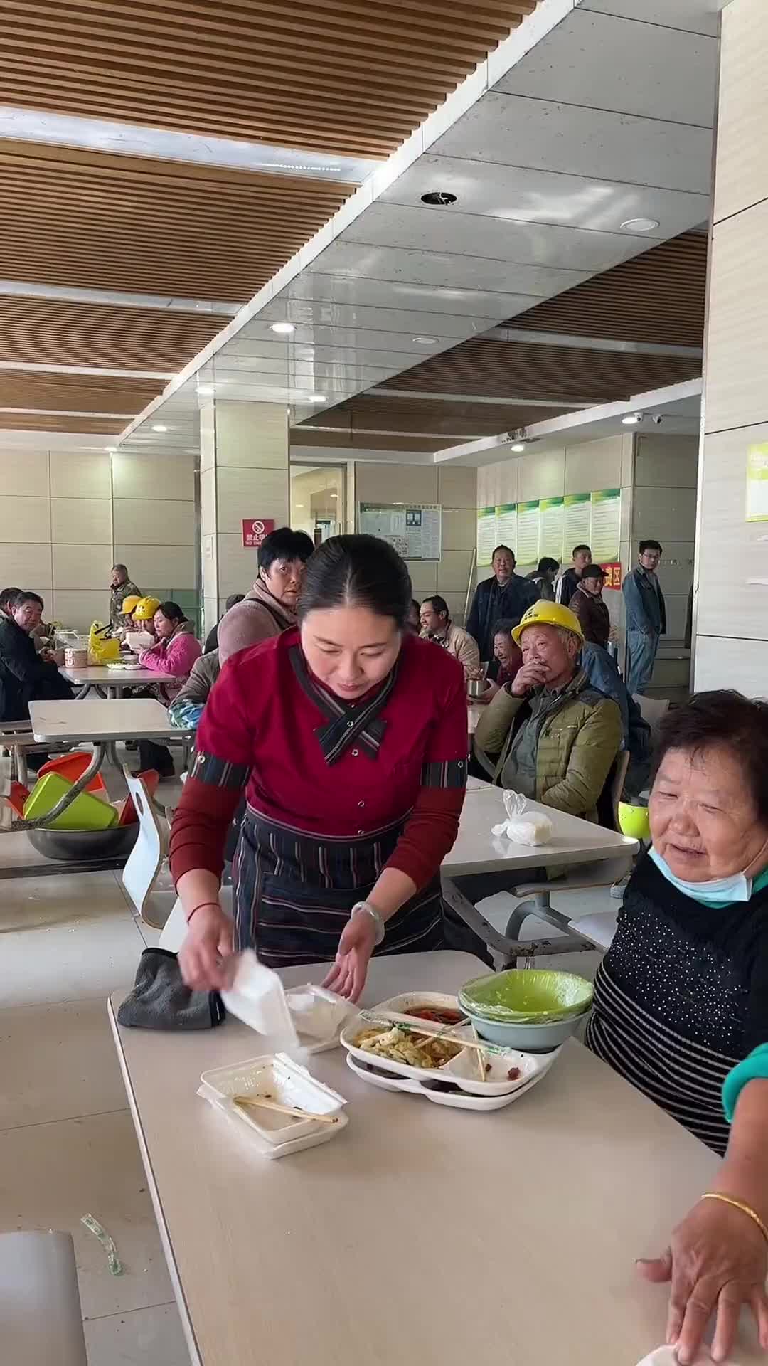 餐饮服务员 辛苦图片