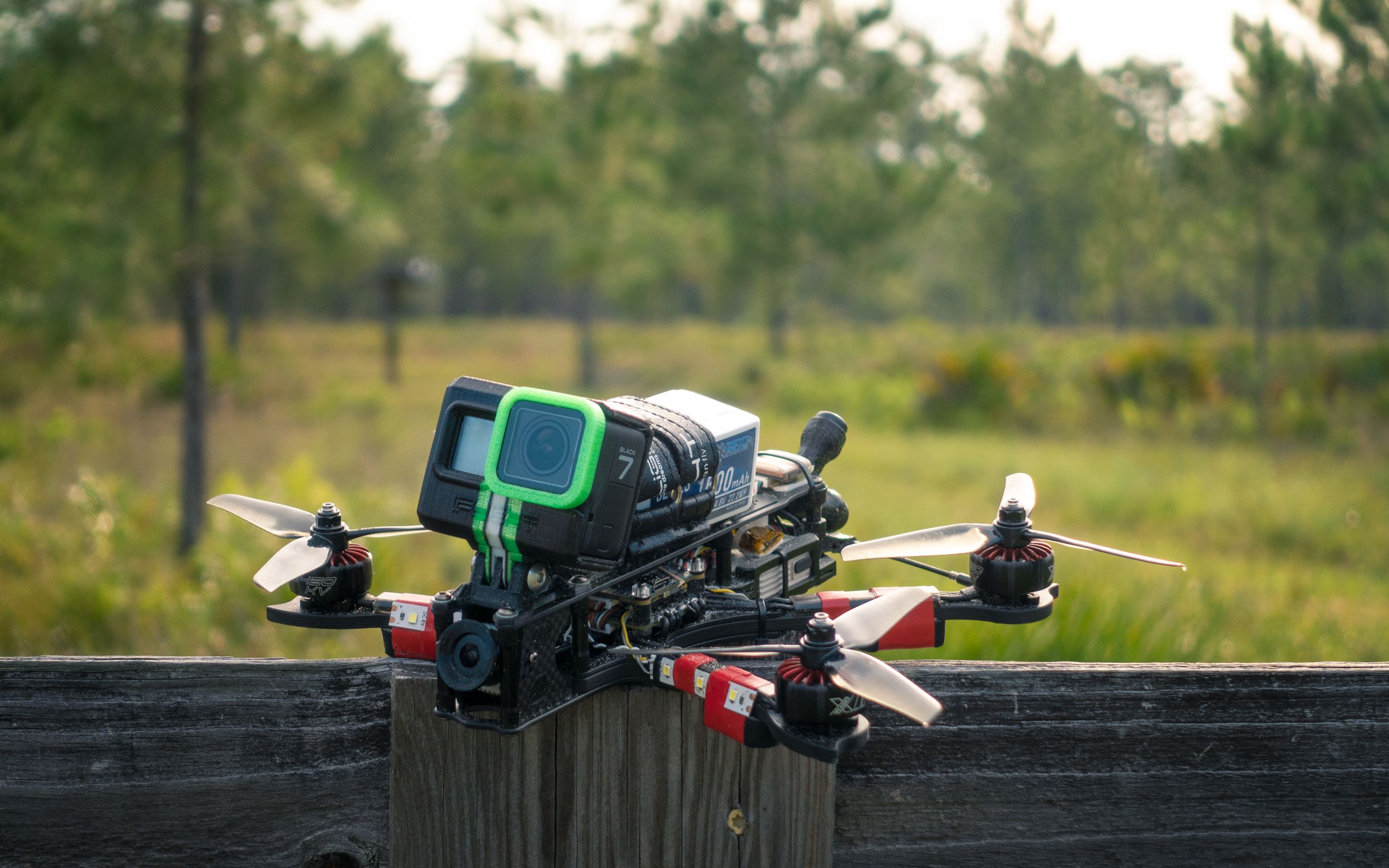 fpv穿越机还是小树林.