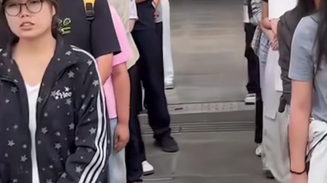 剑门关高铁站设置背诵点，游客齐背《蜀道难》参与景区免门票活动。“念出了中国诗的浪漫与磅礴！”
