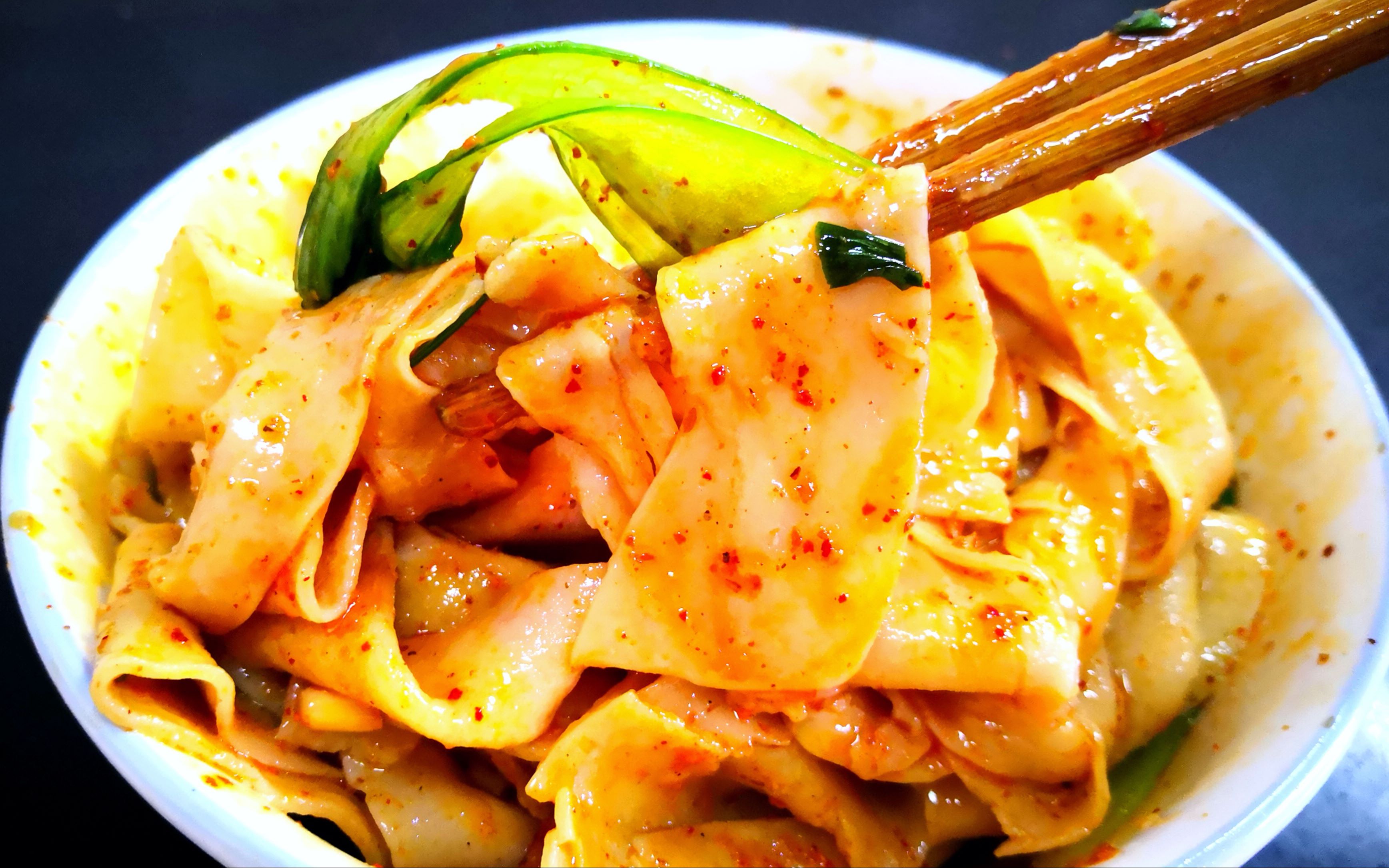 油泼扯面好吃有技巧,学会这一招想这么扯都行,好吃过瘾解馋