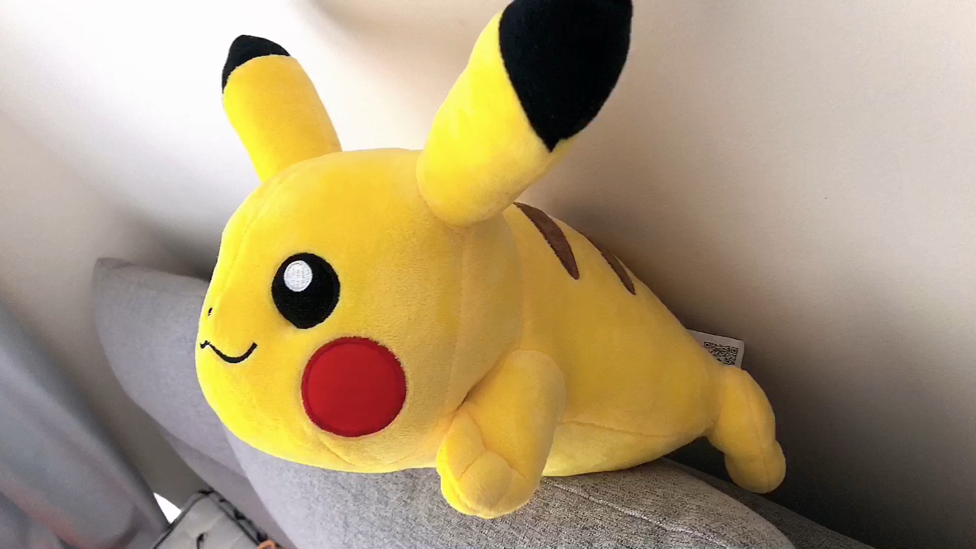 床头柜的小可爱黄墩墩