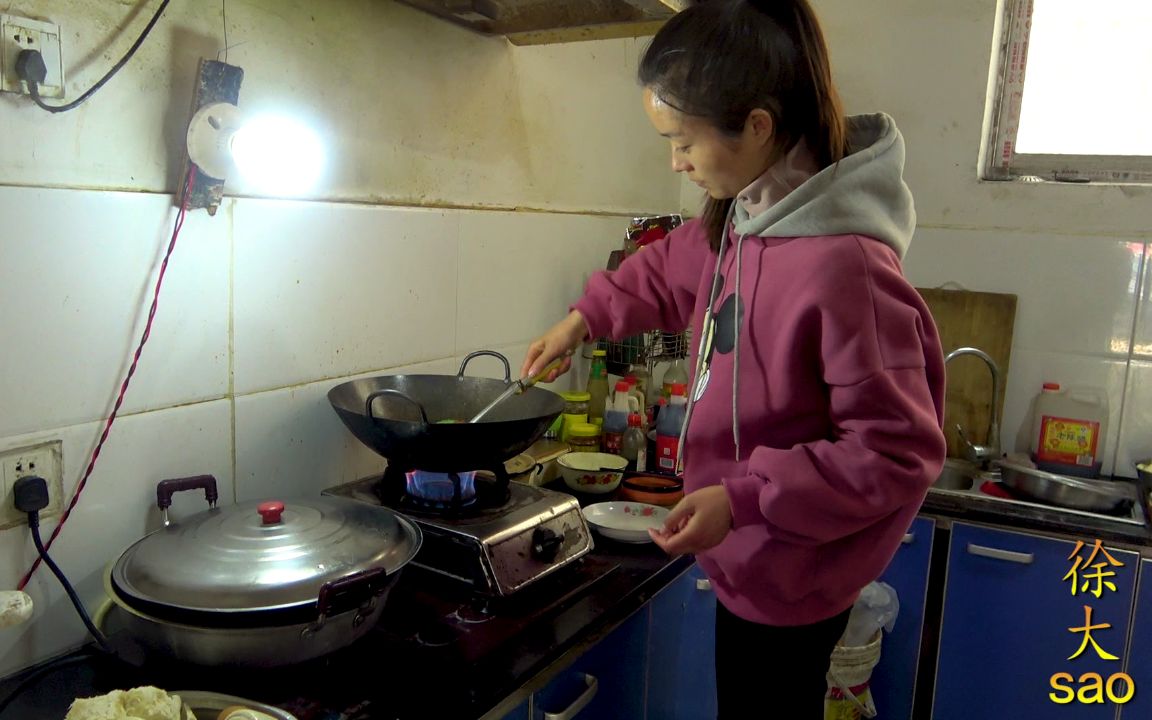 [图]老婆下厨招待亲戚，1盆剁椒鱼头6菜1汤，亲戚这饭量没谁了，过瘾