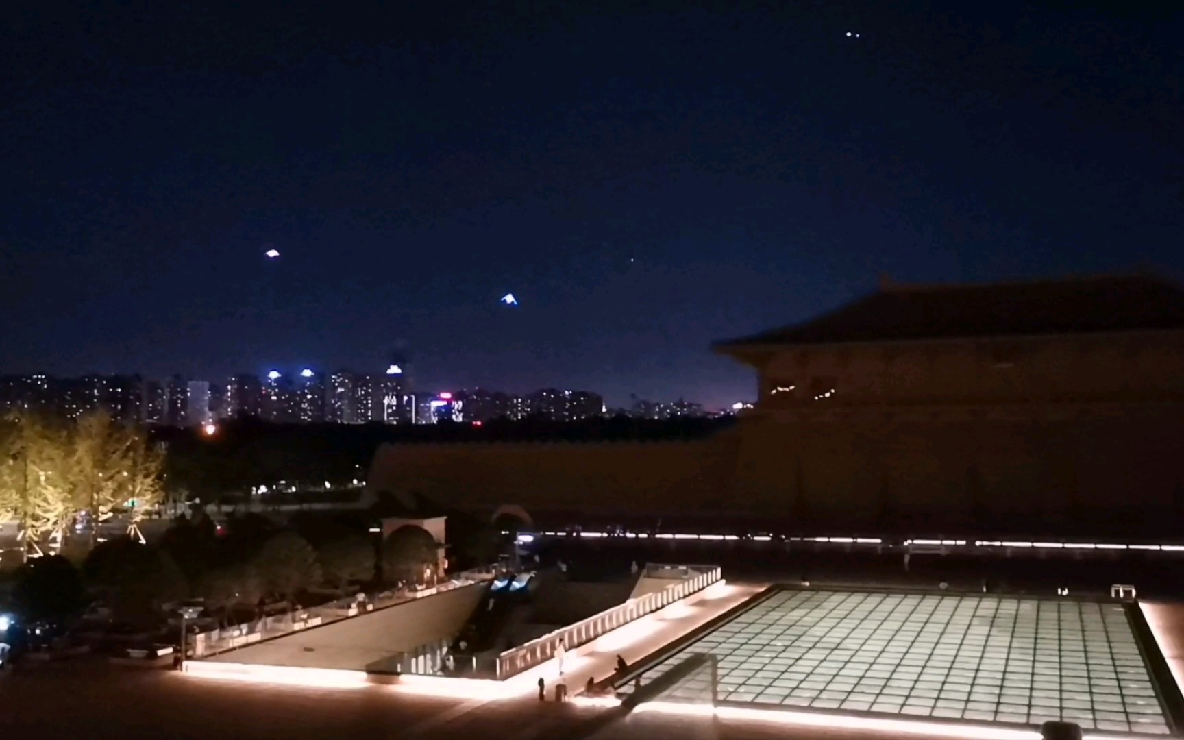 西安丹凤门广场 晚上有很多人放风筝 21:54 23715