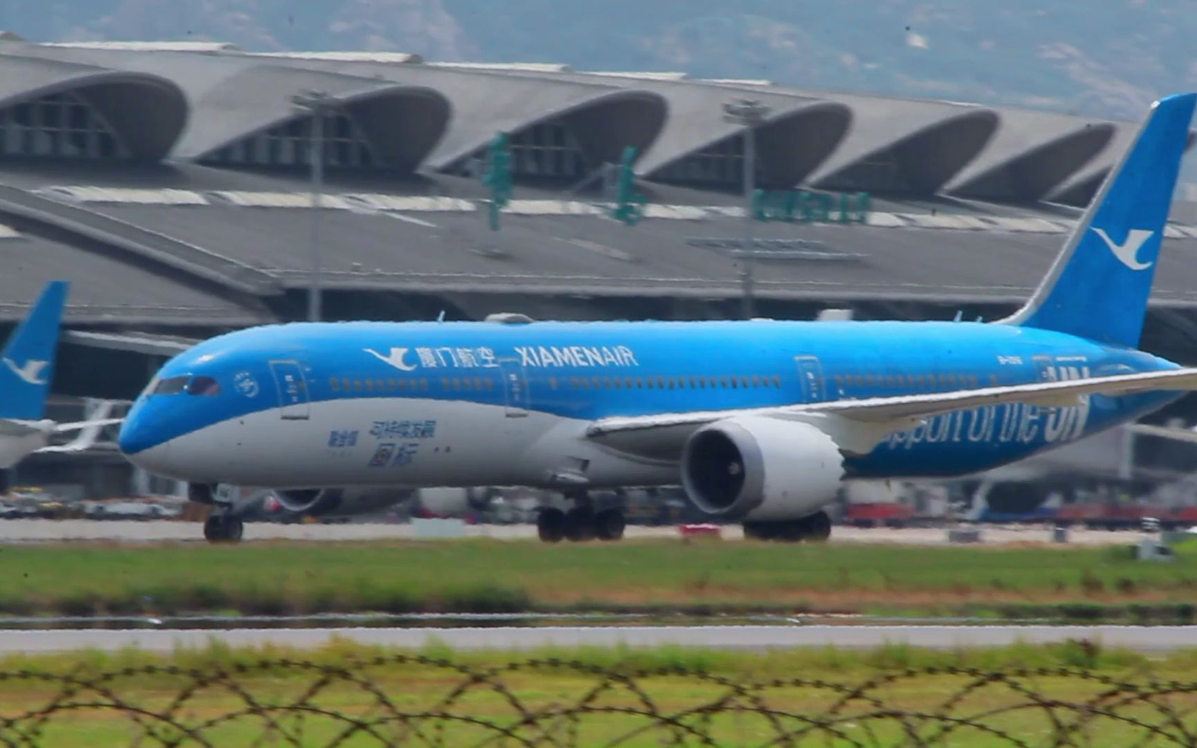 青岛流亭拍机原声厦航un彩绘789造访流亭频频撞杆恼羞成怒三人组手不