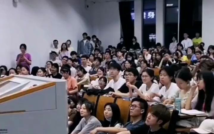 [图]武汉大学教室里的一组学生上课视频，让你知道为什么大家都要去上名校！