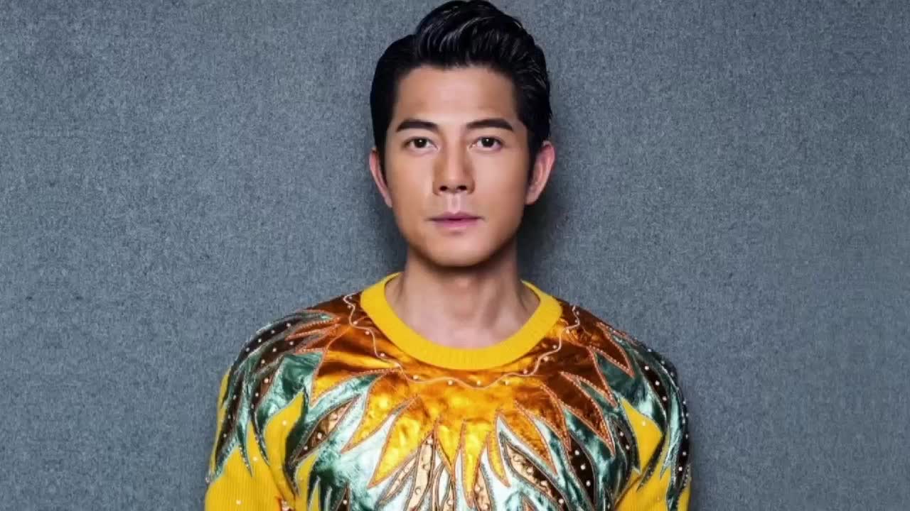 郭富城深圳演唱会结束与粉丝合影,路人视角暴露身高