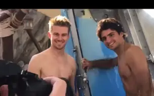 Download Video: 【Carlos Sainz/Nico Hülkenberg】雷诺时期的55与侯根宝是一种截然不同的画风🥵💦｜5527