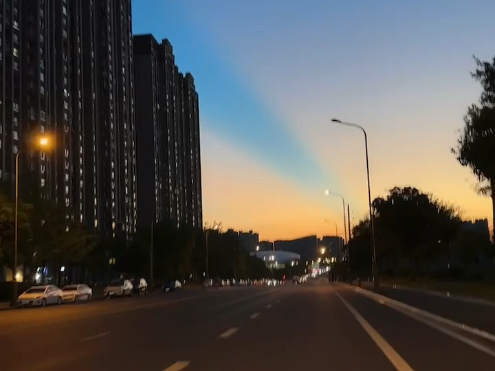美丽夕阳下,城市街道上的金色道路!