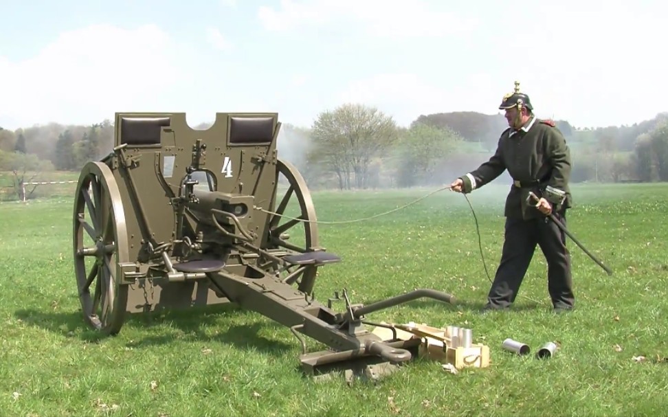 德国m96型野战炮操作发射