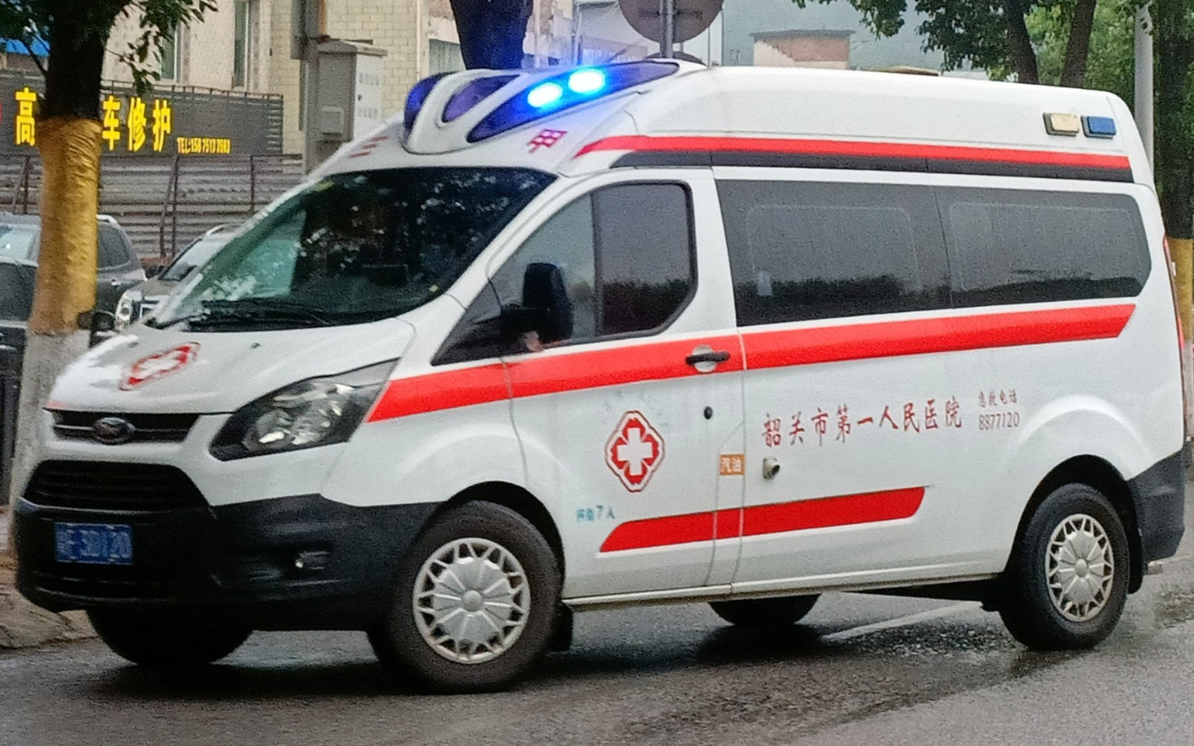韶关市第一人民医院福特全顺救护车code3通过拥挤路段