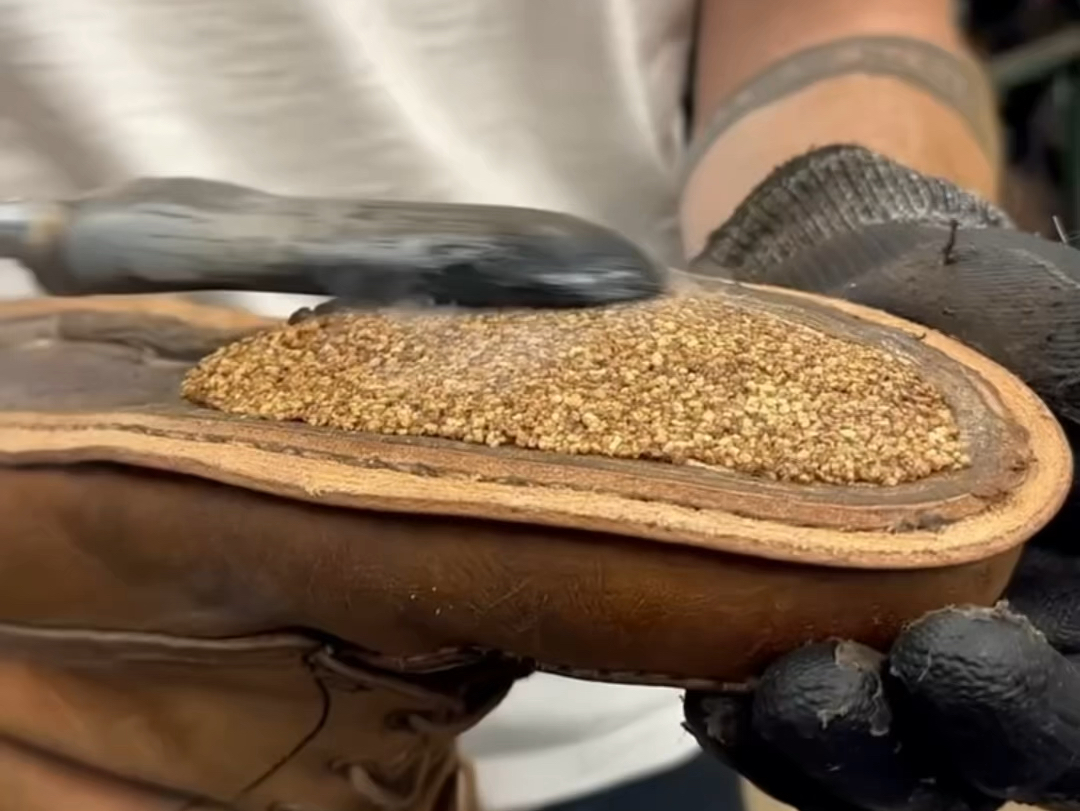 用木屑修复鞋底