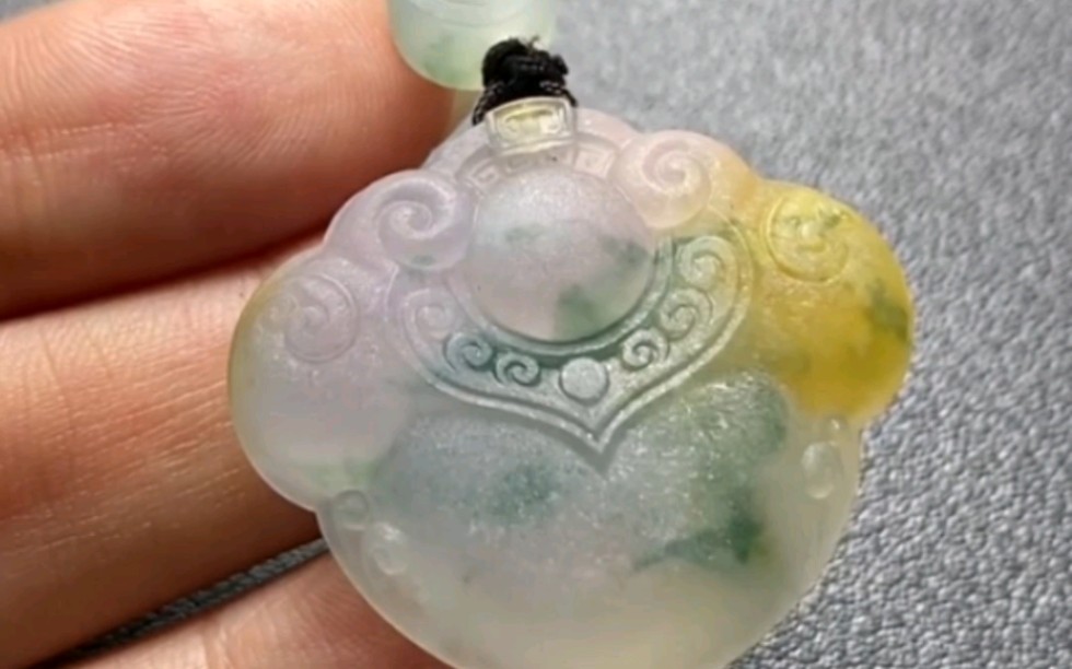 很有特色的三彩如意平安锁,古色古香,锁住平安,锁住健康 #翡翠雕刻