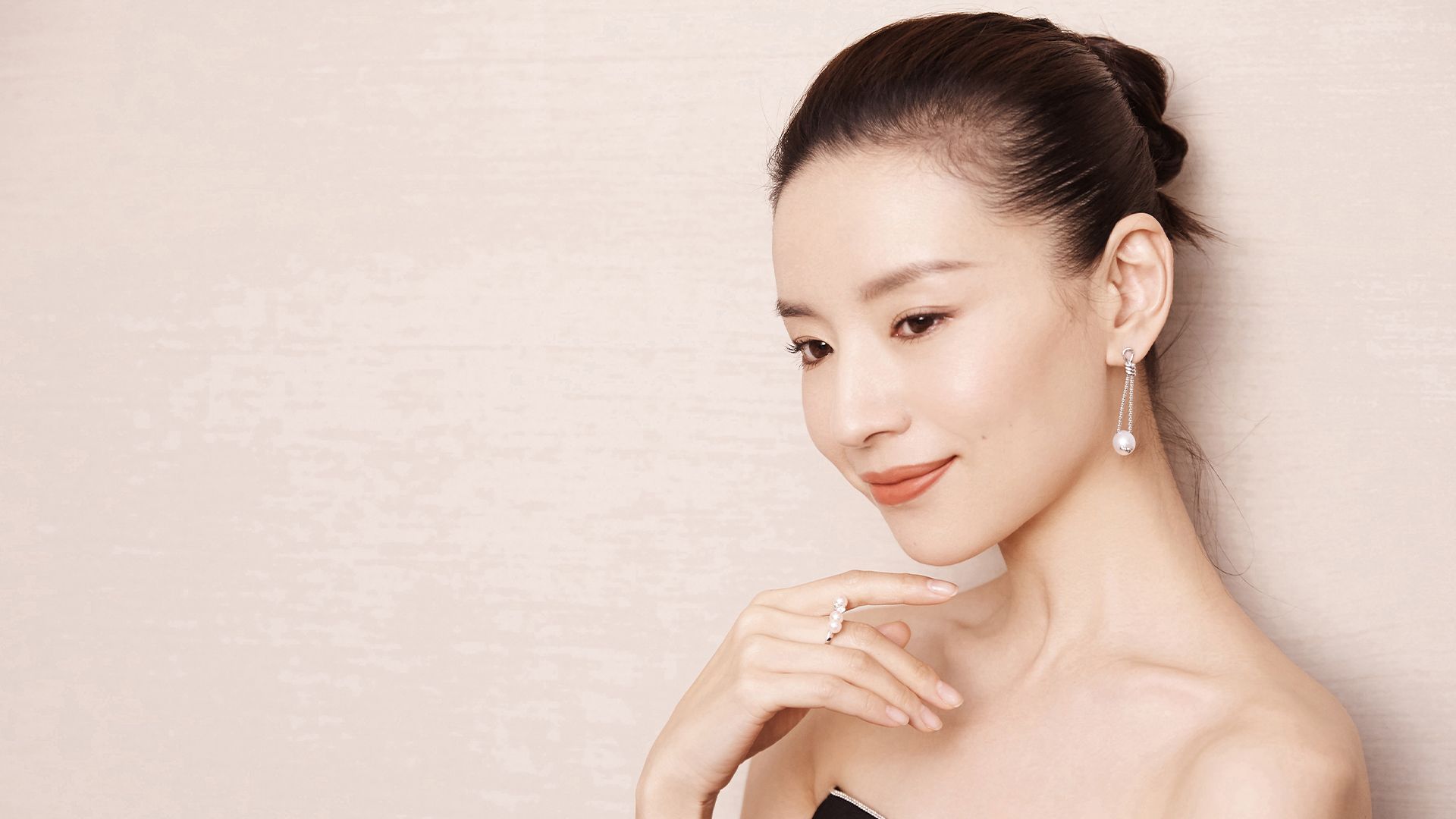 董洁被曝新恋情,和帅哥吃烛光晚餐热聊喝香槟,男方身高近180