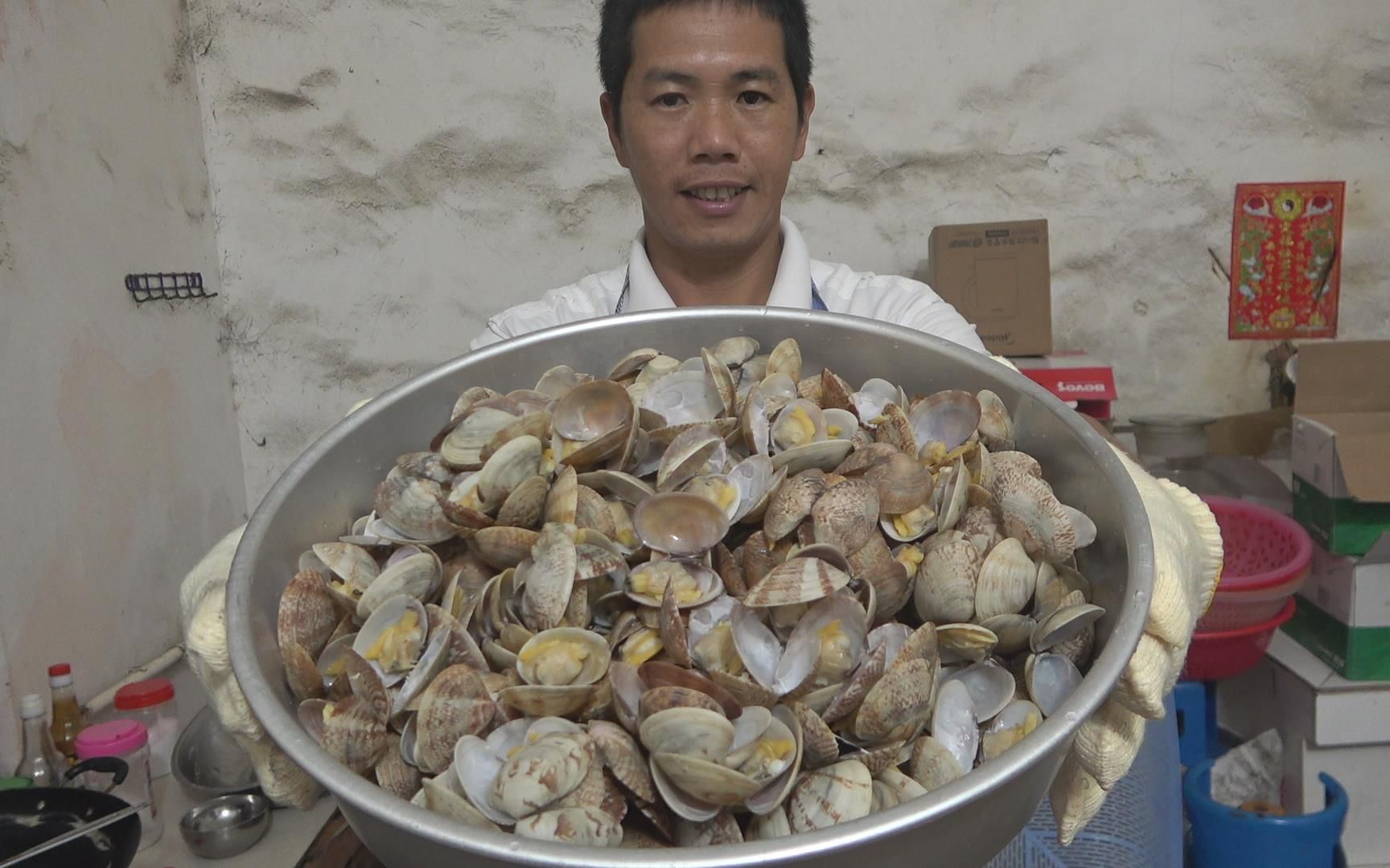 [图]一大盆的花甲养去沙，小池直接蒸熟一大锅，全家人都可以当饭吃了