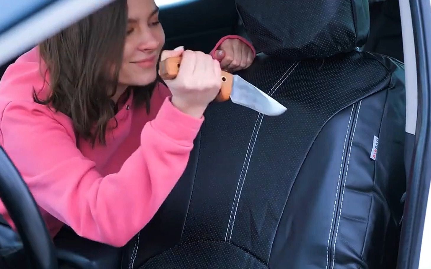 崭新的轿车被美女大卸八块,做出的成品价值连城,让人刮目相看!