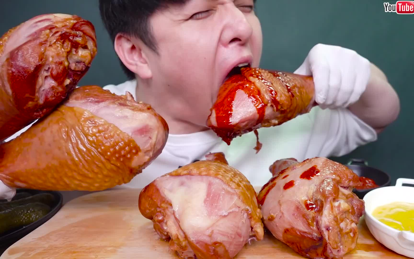 《深渊巨口》超大火鸡腿沾四种蘸料 大口吃肉的感觉真爽 韩国大胃王吃