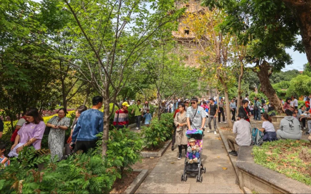 泉州文旅持续火爆“出圈”以开元寺为试点,开始规范管理宗教场所世遗点商业性拍摄,商业性拍摄“十禁止”“旅拍”需获许可证取证后限时、限点拍摄,...