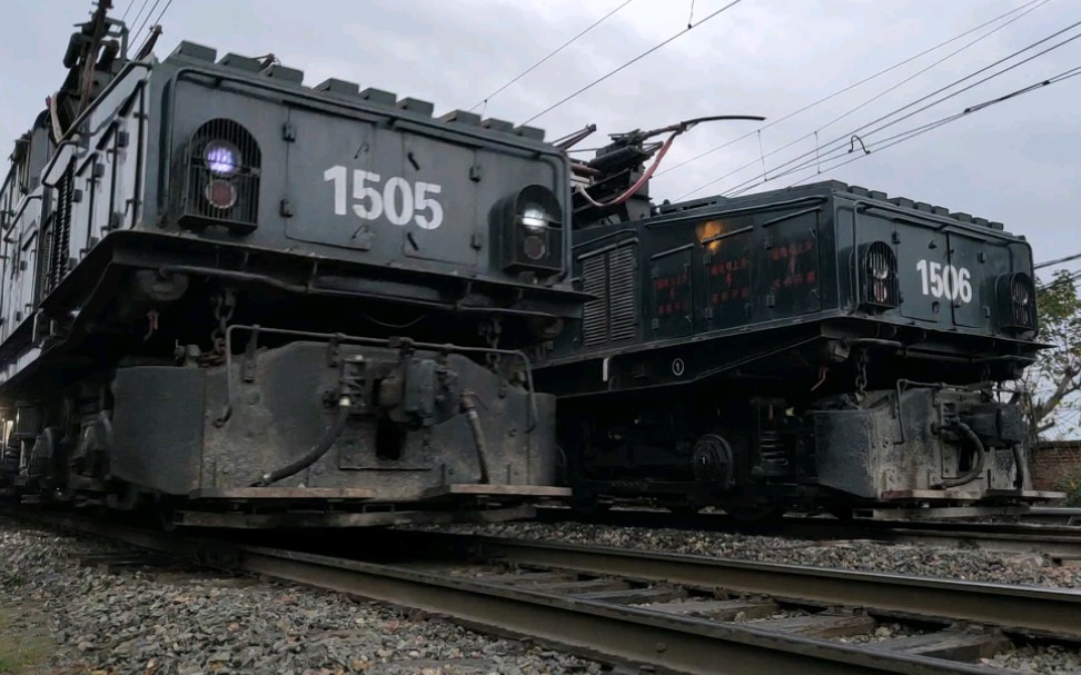 【探访"鳄鱼岛"】南山矿韶峰zg150牵引自翻车下山,撞轨声过于美妙!