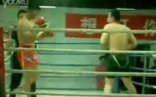 Tải video: 大成拳(红方)vs散打，大摆拳几下撂倒