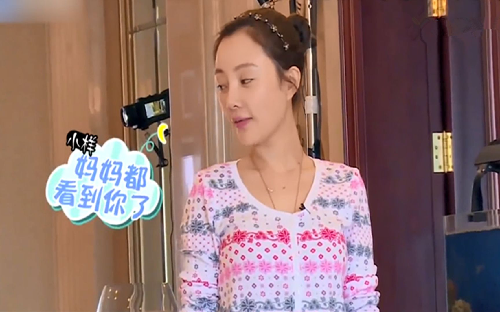 李小璐穿v领睡衣,低头弯腰抱甜馨!