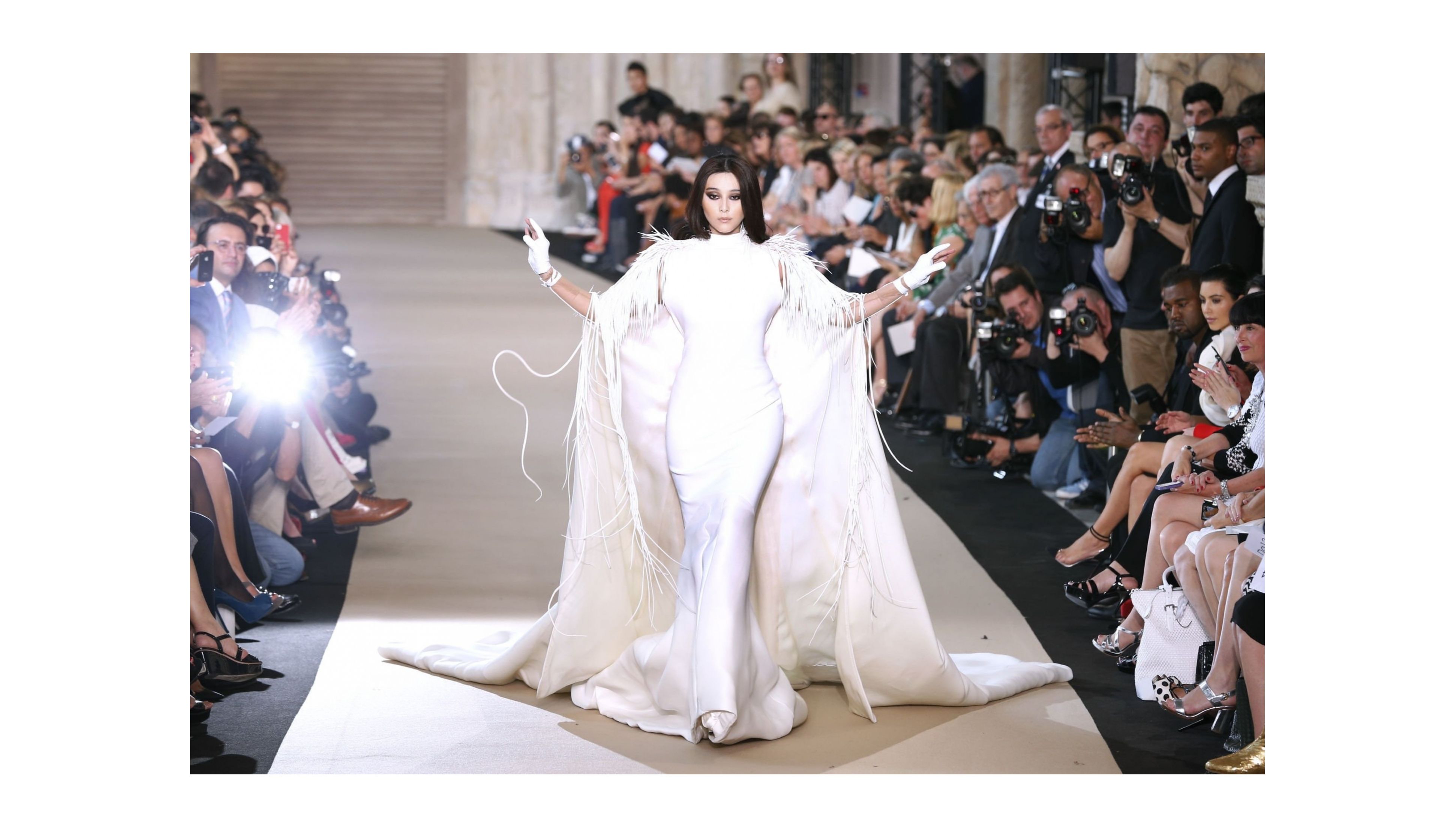 2012年7月3日范冰冰巴黎时装周身穿Stephane Rolland 2012 F/W秋冬高级定制压轴走秀,这是她的首次高定压轴走秀哔哩哔哩bilibili