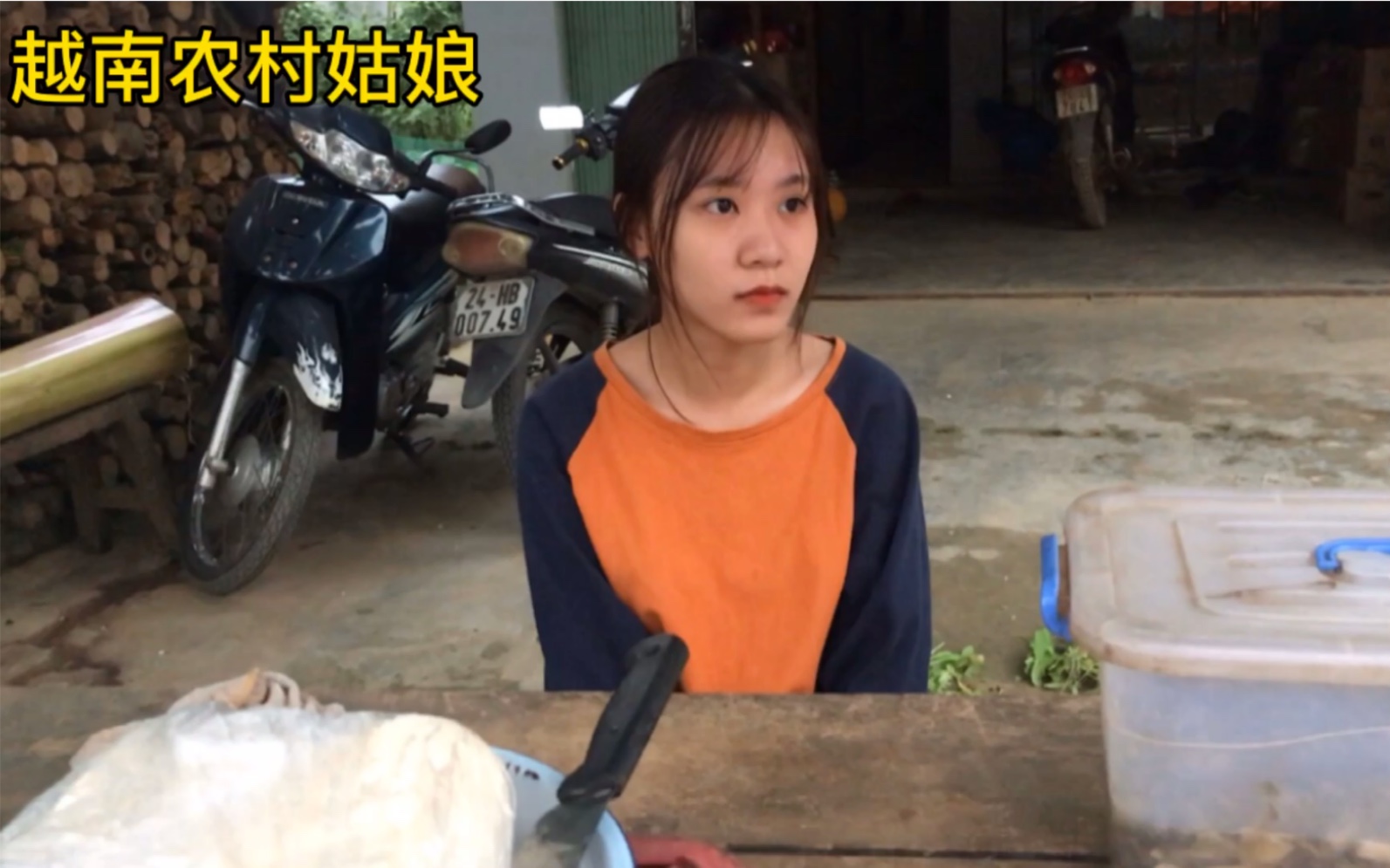 越南农村姑娘在路边摆地摊卖豆腐,问她能不能在她家吃晚饭.