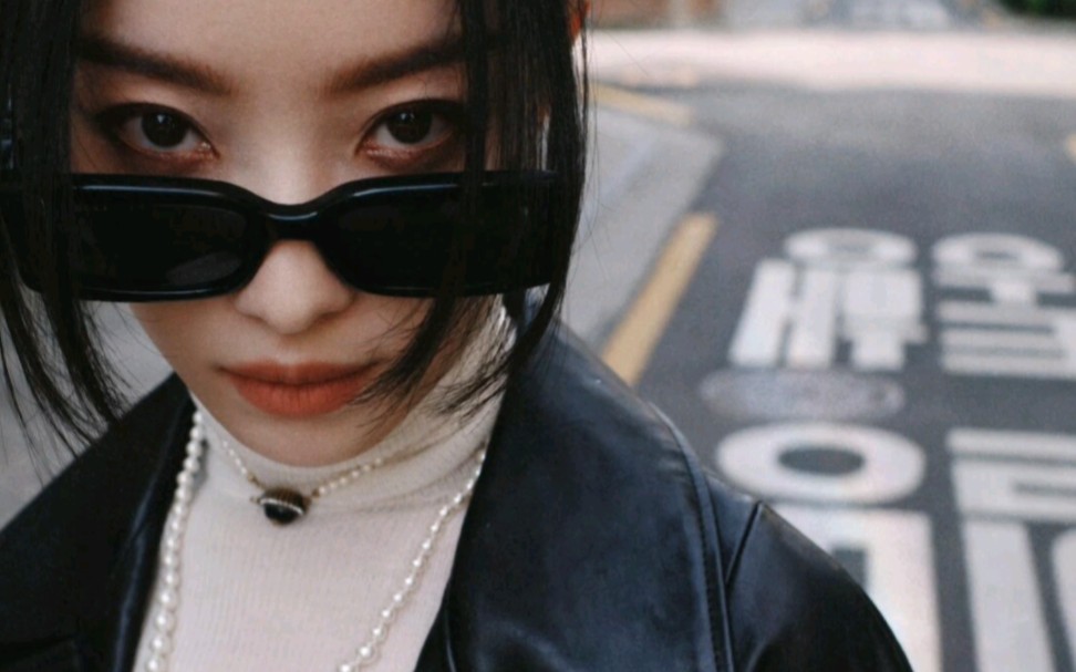 倪妮又又又又来压马路啦黑色皮衣x墨镜7015半身裙7015珍珠