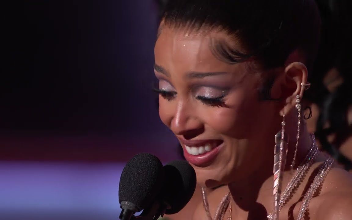 【听歌】doja cat&sza赢得2022年格莱美颁奖典礼"kiss me more"最佳