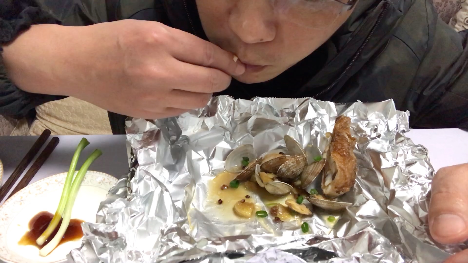 来一份纸包花蛤小鸡脚 鲜香可口好吃