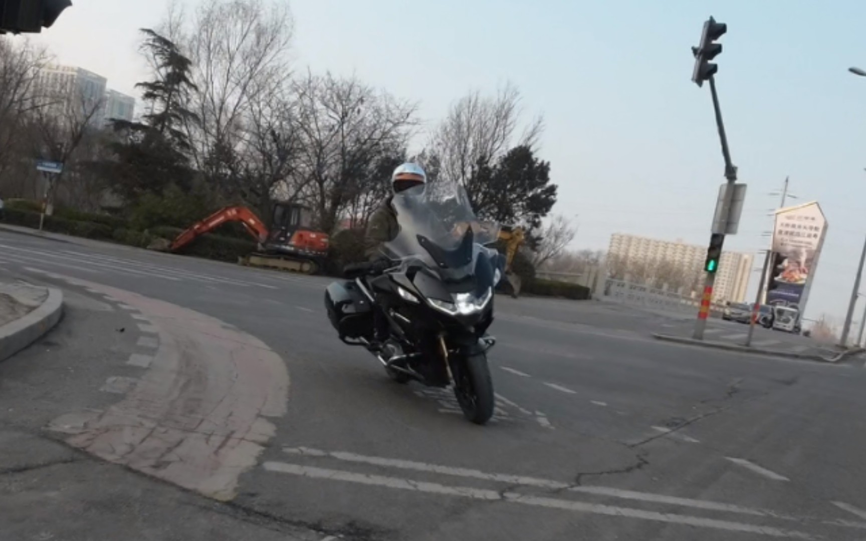 有钱的富哥装备就是花里胡哨74骑宝马新款r1250rt的