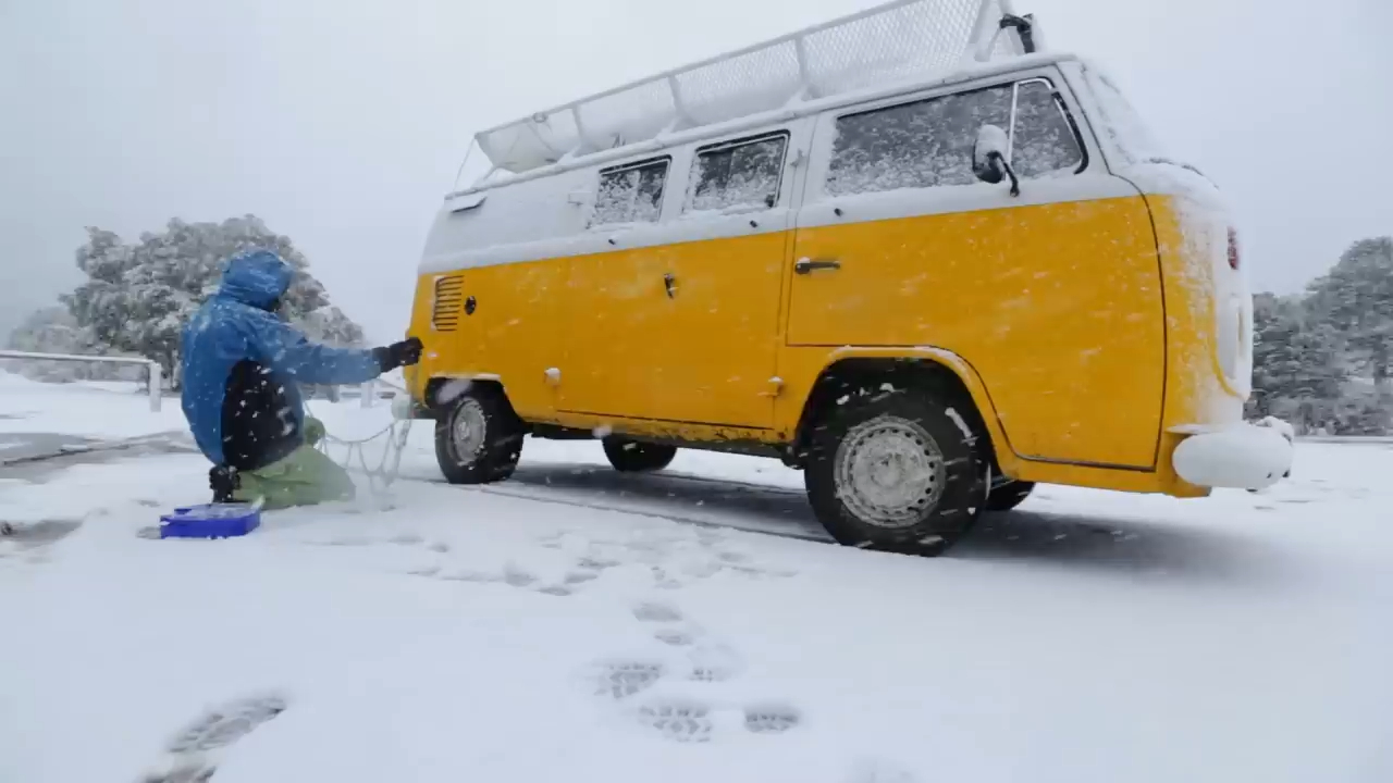 Surviving a Snowstorm In a Van  Van Camping in Heavy Snow哔哩哔哩bilibili