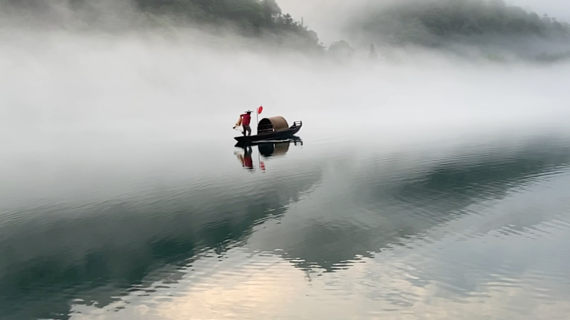 云雾缭绕,宛如仙境.