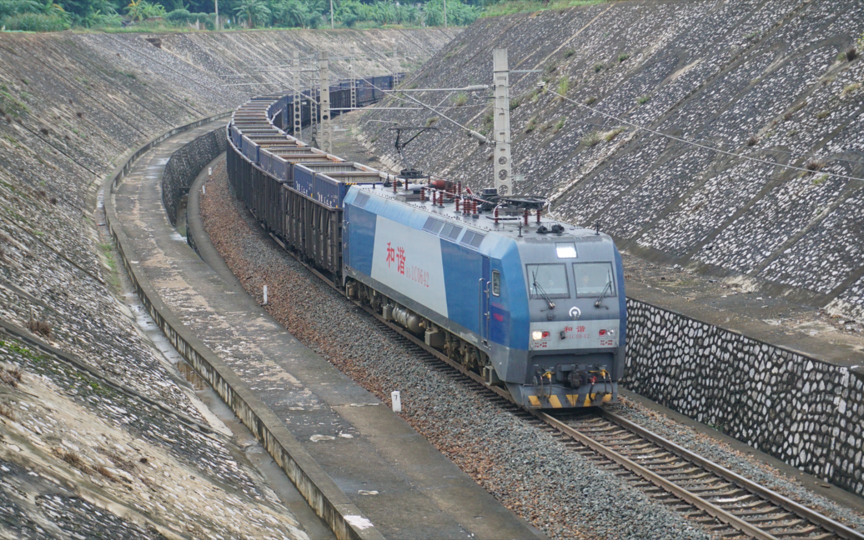 宁局邕段hxd1c-0642牵引87907次货列通过南环上行线804km去吴圩方向