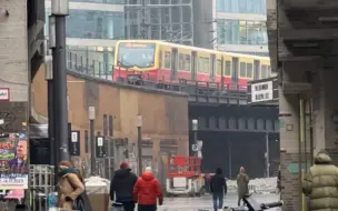 Скачать видео: 早已融入柏林城市街景的城市快铁(S-Bahn) --拍摄于柏林动物园车站旁(Zoologischer Garten)