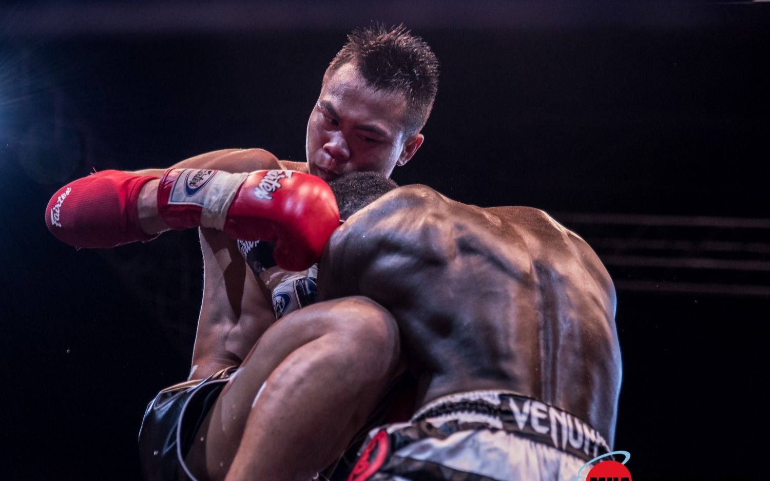 在下播求三弟子承让了泰拳新王耀威猜峨眉传奇ko合集