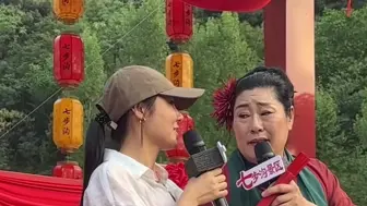 Video herunterladen: 35岁离异带娃女相亲，张嘴要男方年薪50万，被王婆怼得无话可说