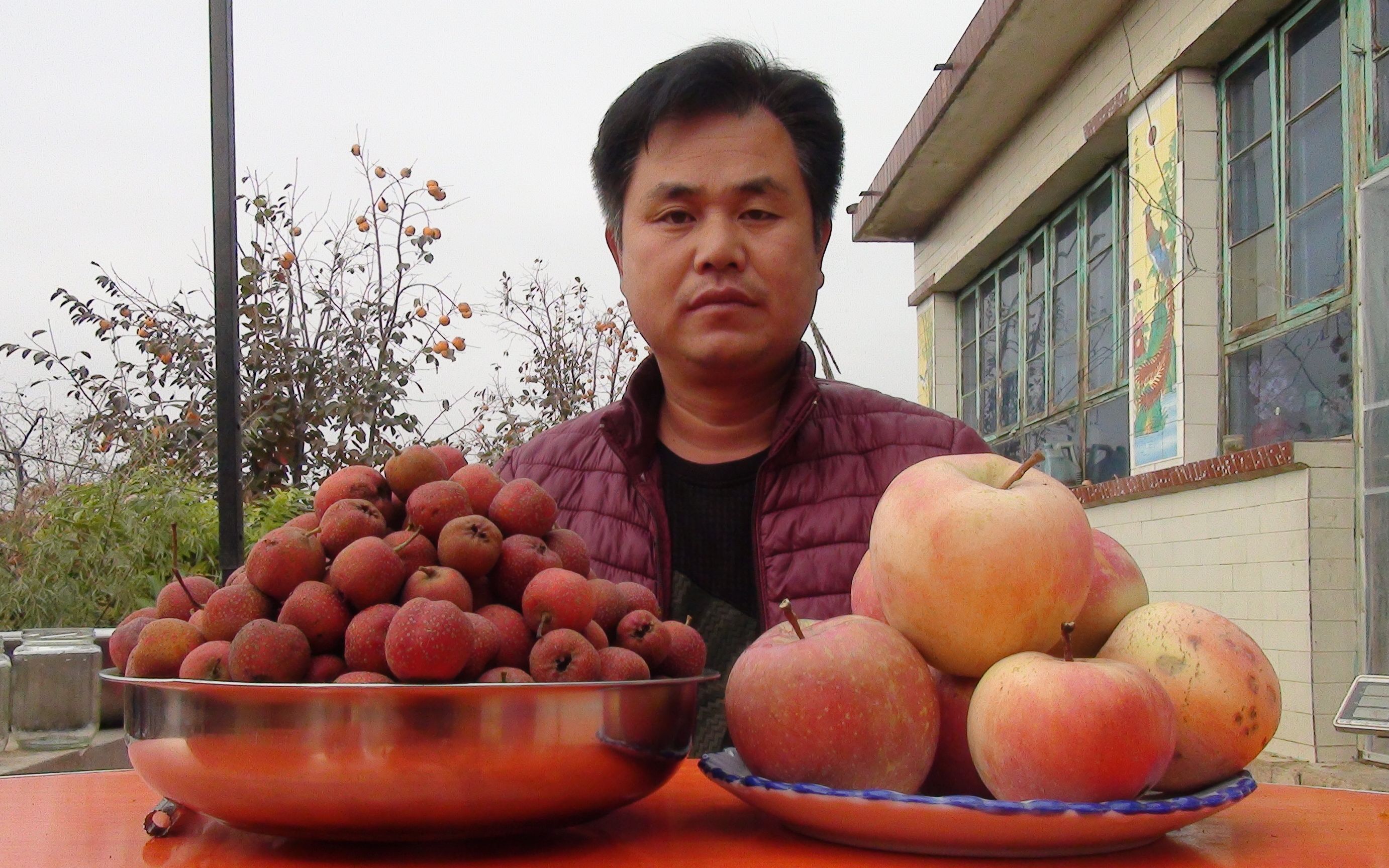 农村大锅哥,把山楂和苹果用农家柴火锅这么做放一年都不坏,味美